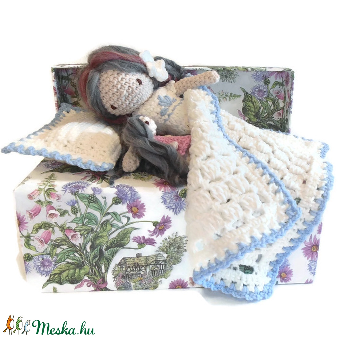 Majsa baba ruhatárral, kézzel készített öltöztethető baba díszdobozban. -  - Meska.hu