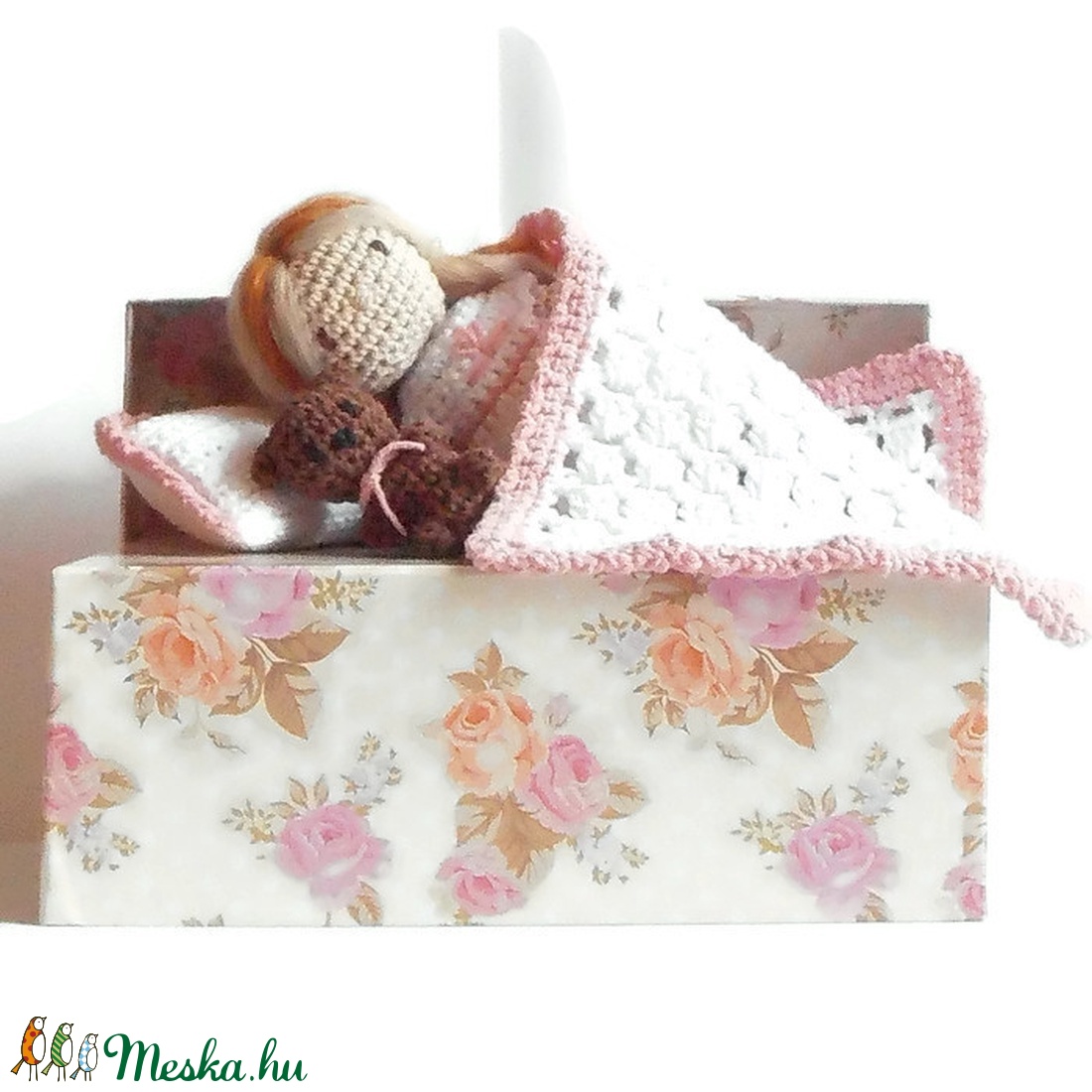 Emma baba ruhatárral, kézzel készített öltöztethető baba díszdobozban. - játék & sport - baba & babaház - öltöztethető baba - Meska.hu