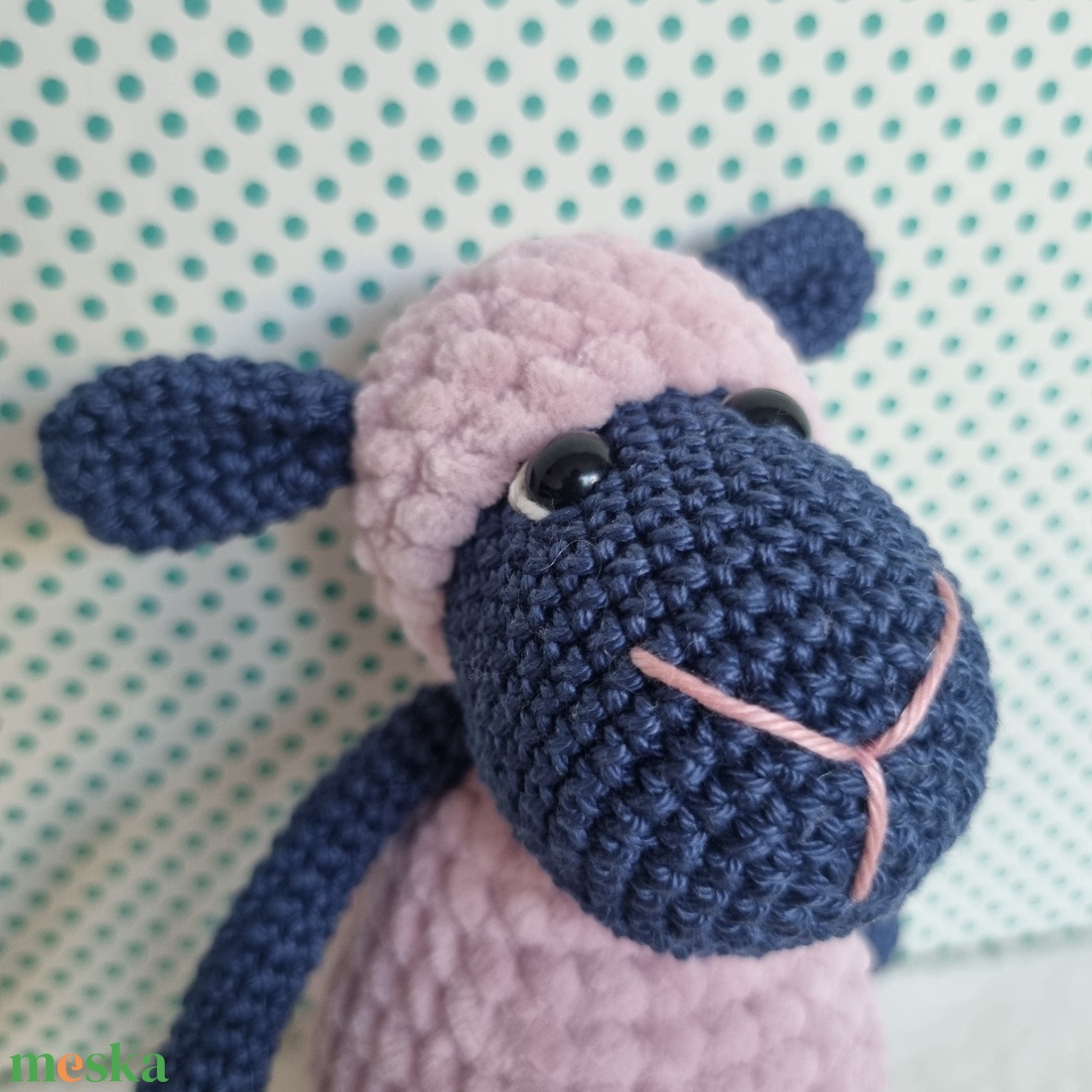 Horgolt rózsaszín-sötétkék bárány amigurumi - játék & sport - plüssállat & játékfigura - plüss bárány - Meska.hu