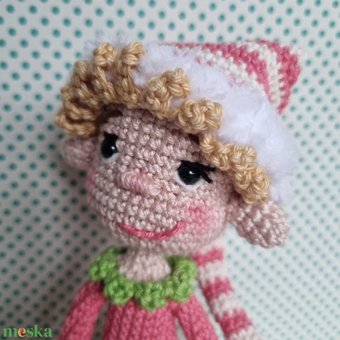 Horgolt rózsaszín csínytevő manó amigurumi - karácsony - karácsonyi lakásdekoráció - karácsonyi manók, figurák - Meska.hu