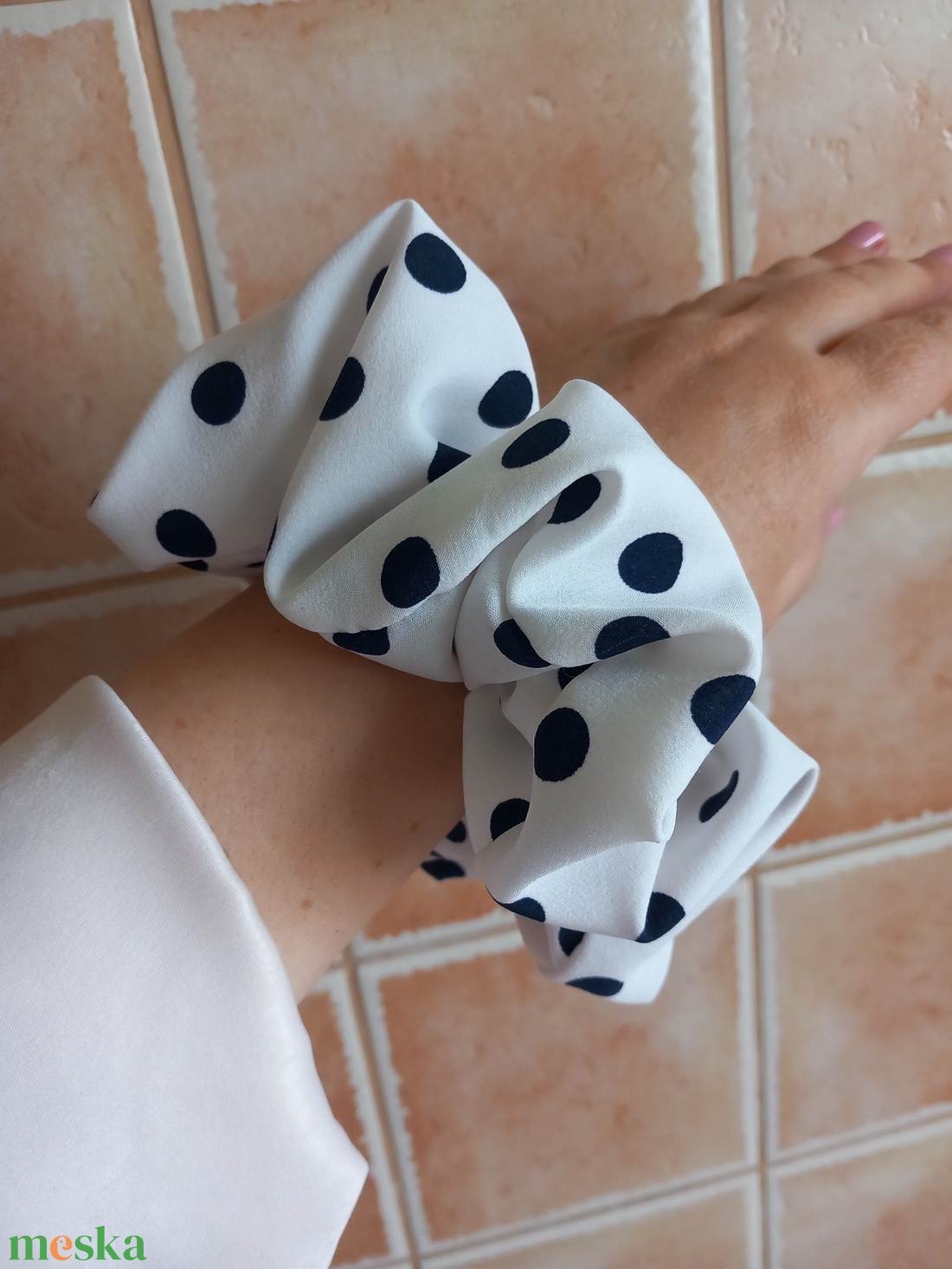 Óriás pöttyös scrunchie - ruha & divat - hajdísz & hajcsat - hajgumi - Meska.hu