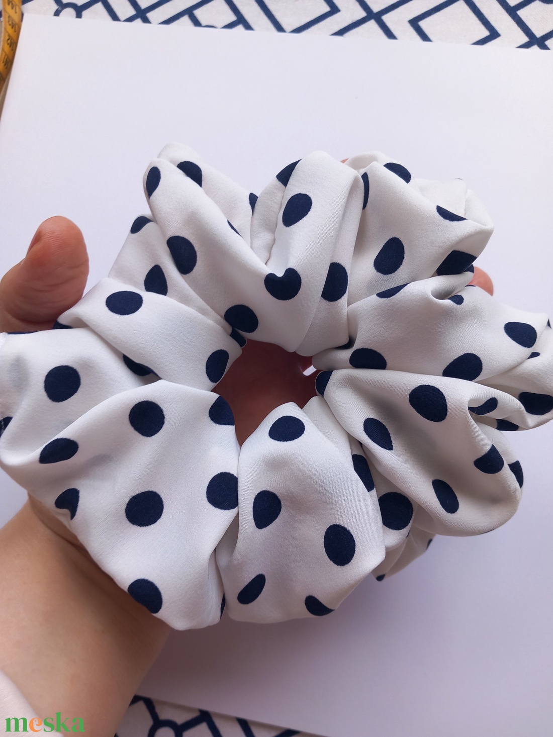 Óriás pöttyös scrunchie - ruha & divat - hajdísz & hajcsat - hajgumi - Meska.hu