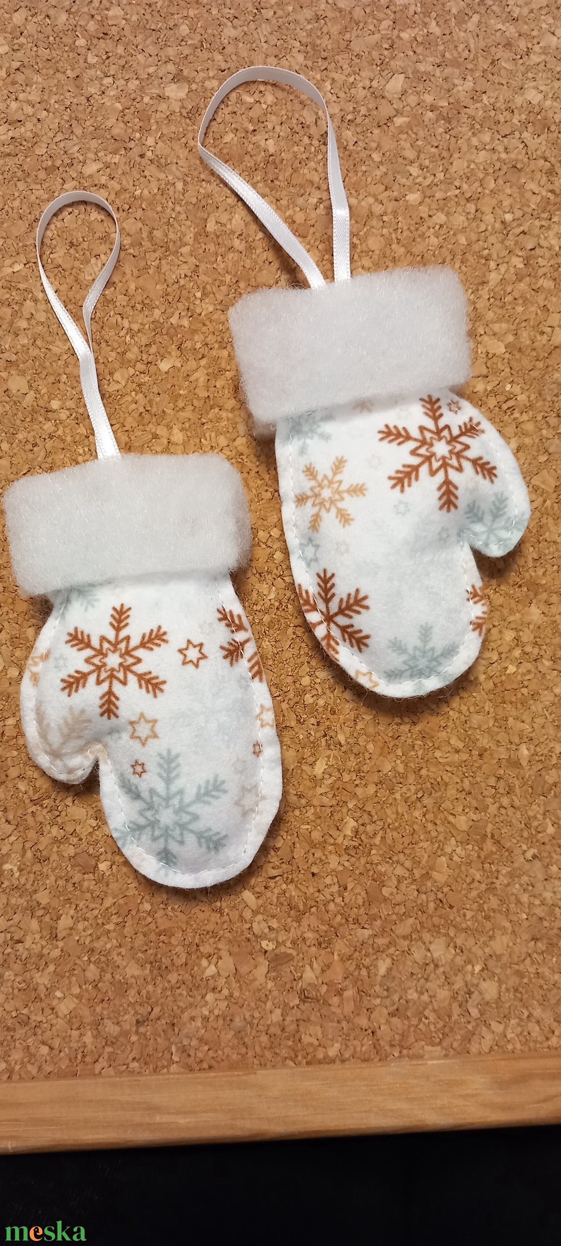 Filc karácsonyi kesztyű dekoráció - karácsony - karácsonyi lakásdekoráció - karácsonyfadíszek - Meska.hu