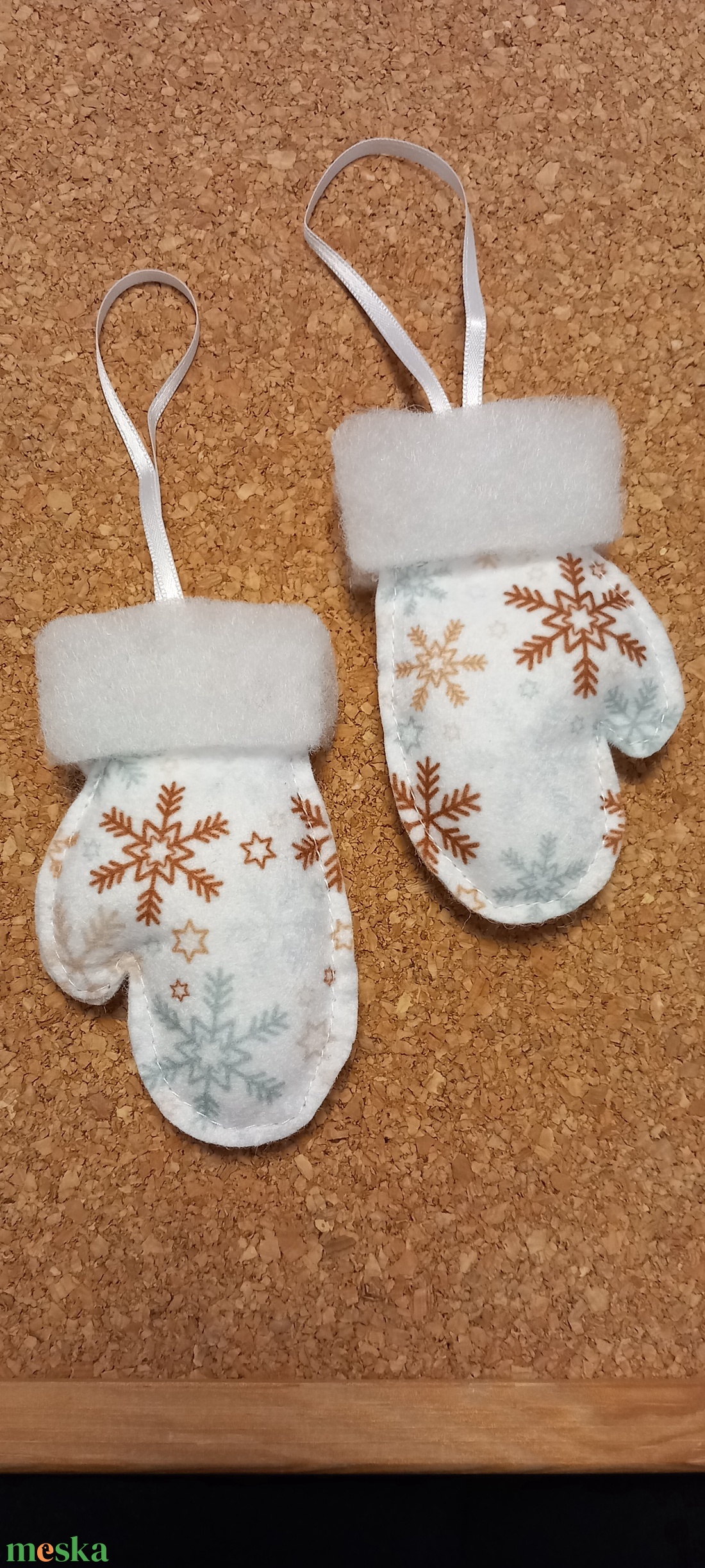 Filc karácsonyi kesztyű dekoráció - karácsony - karácsonyi lakásdekoráció - karácsonyfadíszek - Meska.hu