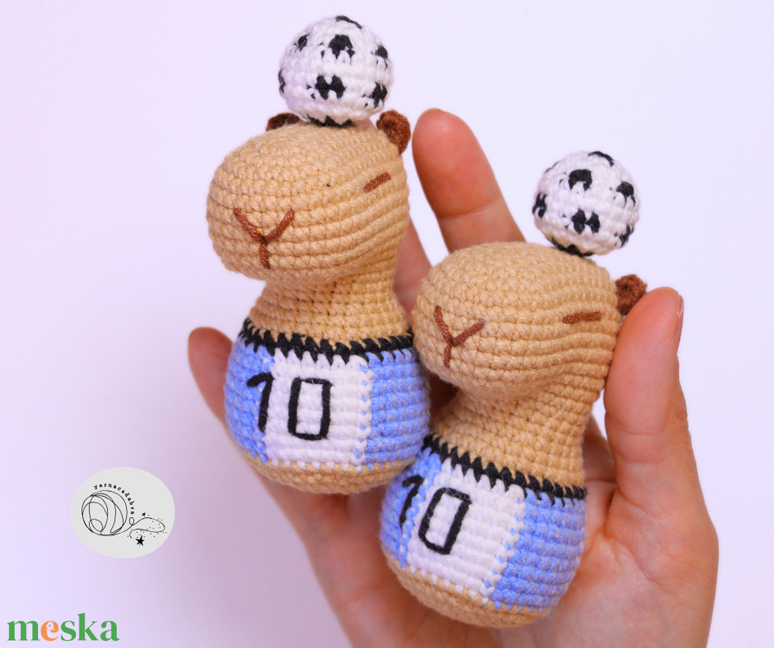 Horgolt kapibara focilabdával - játék & sport - plüssállat & játékfigura - kapibara - Meska.hu