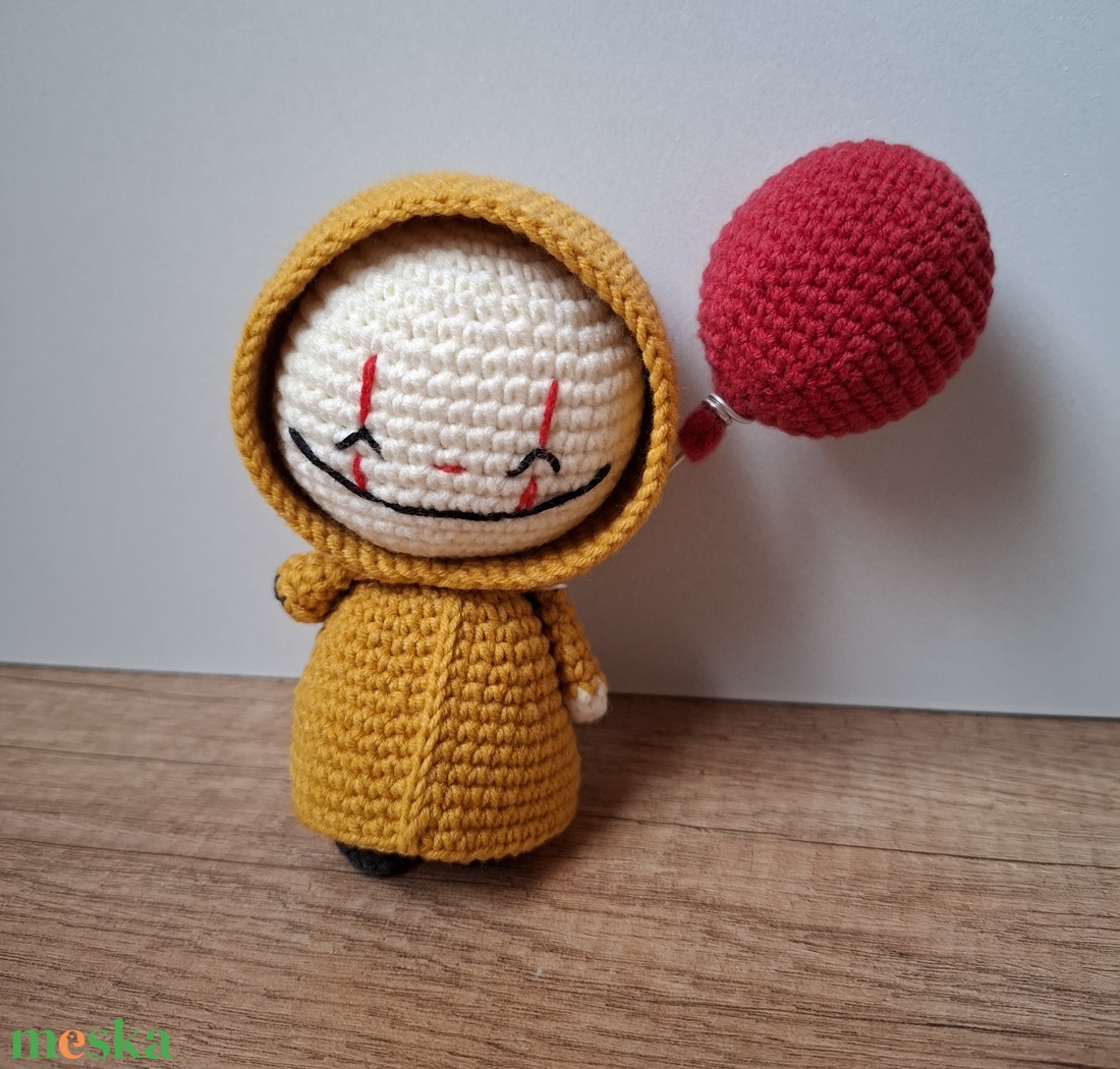 Horgolt bohóc pennywise - otthon & életmód - dekoráció - halloween - halloweeni figurák - Meska.hu