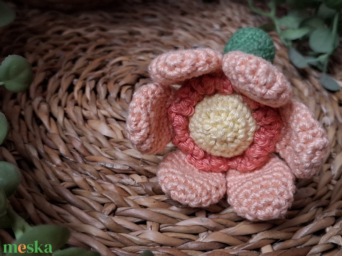 Horgolt csörgő - virágos - játék & sport - 3 éves kor alattiaknak - csörgő - Meska.hu