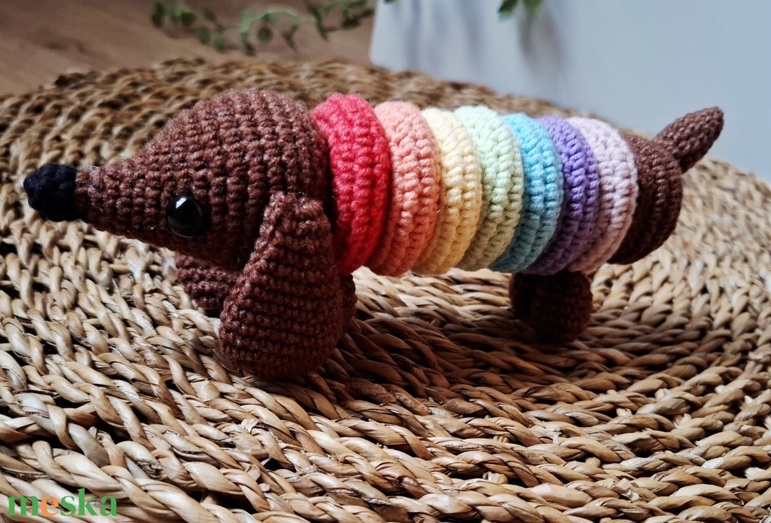 Horgolt tacskó készségfejlesztő játék - játék & sport - készségfejlesztő és logikai játék - oktató játékok - Meska.hu