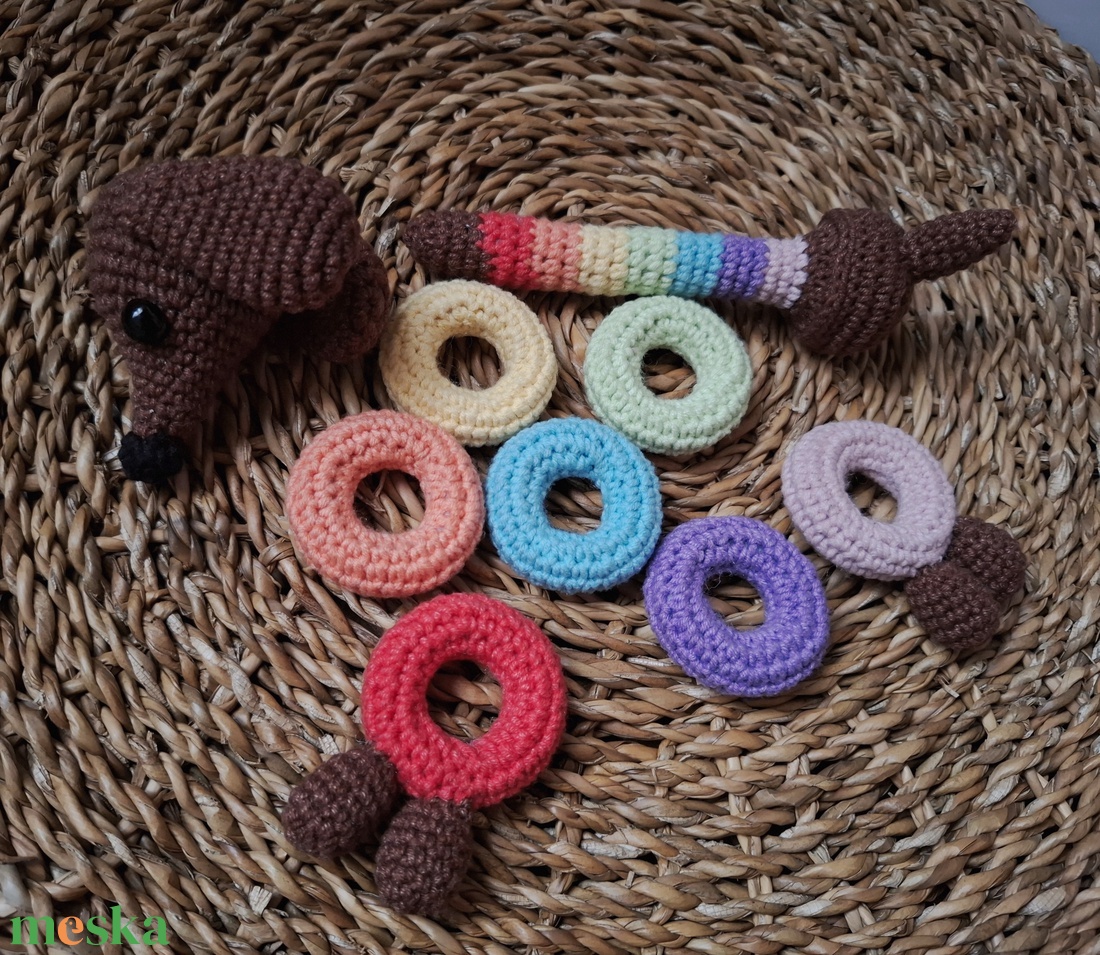 Horgolt tacskó készségfejlesztő játék - játék & sport - készségfejlesztő és logikai játék - oktató játékok - Meska.hu