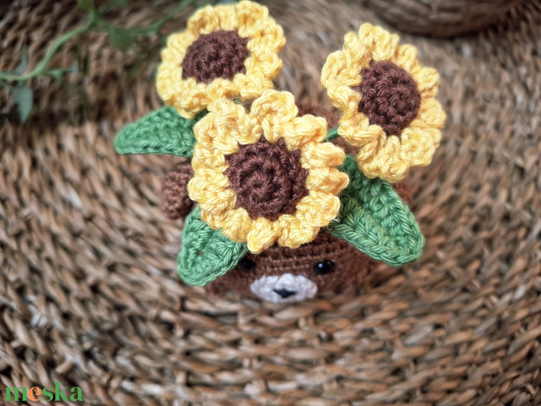 Horgolt virág - napraforgó csokor macis kaspóban - otthon & életmód - virágdekoráció - virágdíszek - virágdísz kaspóban - Meska.hu