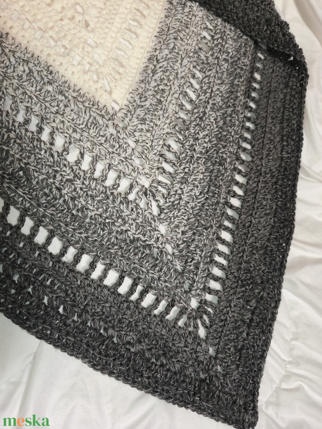 Horgolt vállkendő/ poncho - ruha & divat - sál, sapka, kendő - vállkendő - Meska.hu