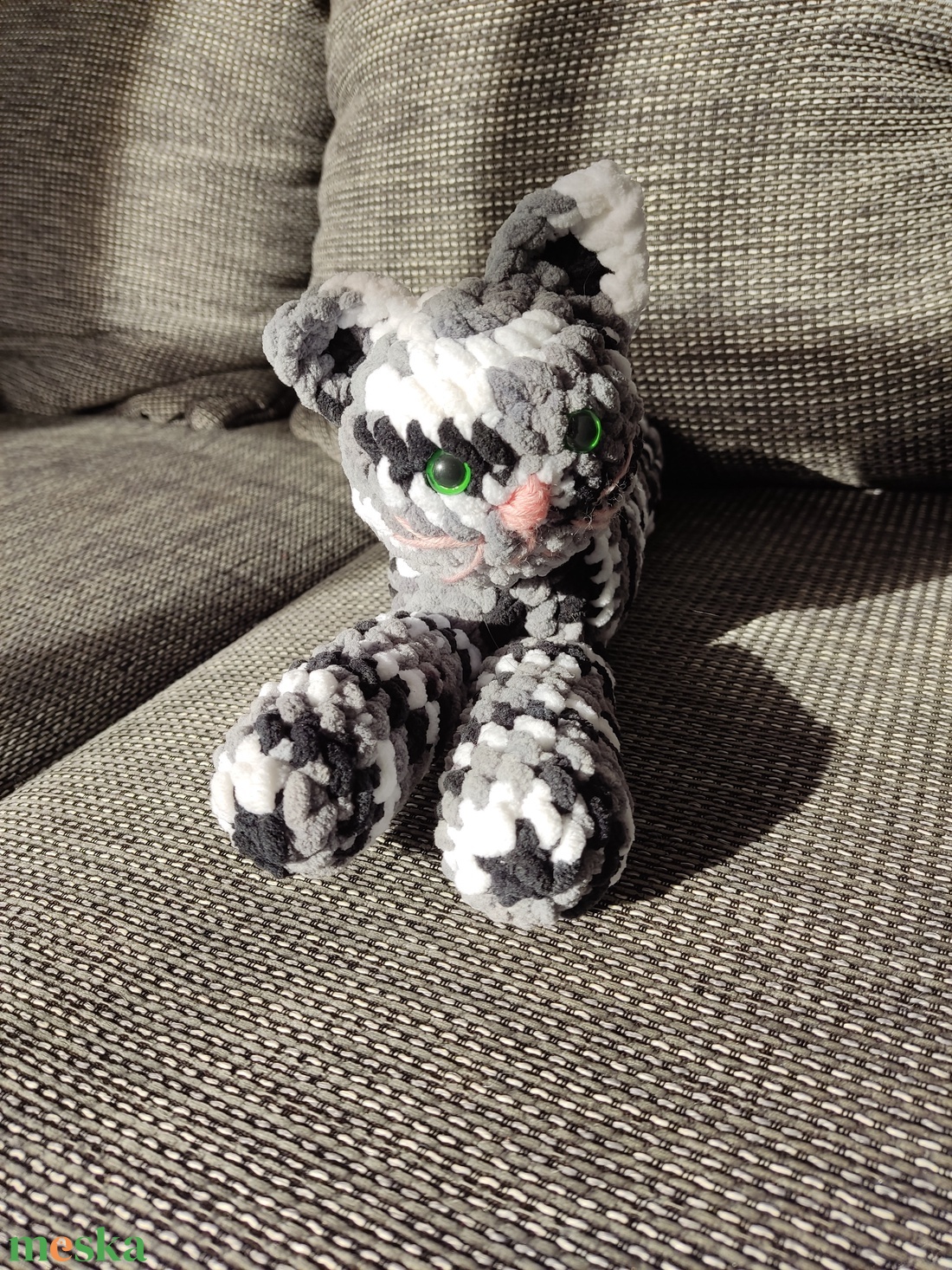 Horgolt fekvő cirmos cica  - játék & sport - plüssállat & játékfigura - cica - Meska.hu