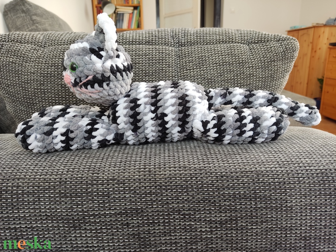 Horgolt fekvő cirmos cica  - játék & sport - plüssállat & játékfigura - cica - Meska.hu