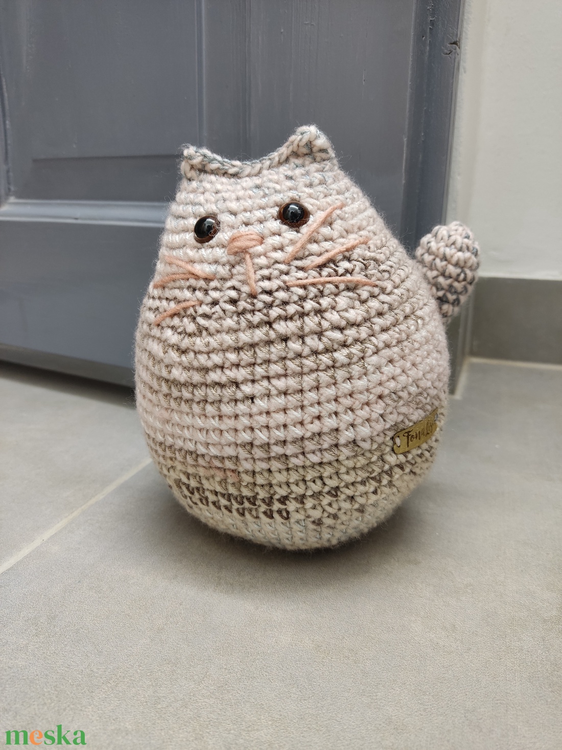 Cirmos ajtókitámasztó cica - otthon & életmód - dekoráció - ajtó- és ablak dekoráció - ablakdísz - Meska.hu