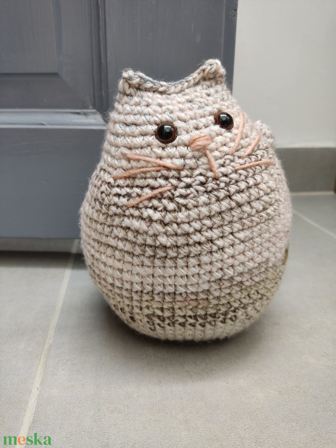 Cirmos ajtókitámasztó cica - otthon & életmód - dekoráció - ajtó- és ablak dekoráció - ablakdísz - Meska.hu