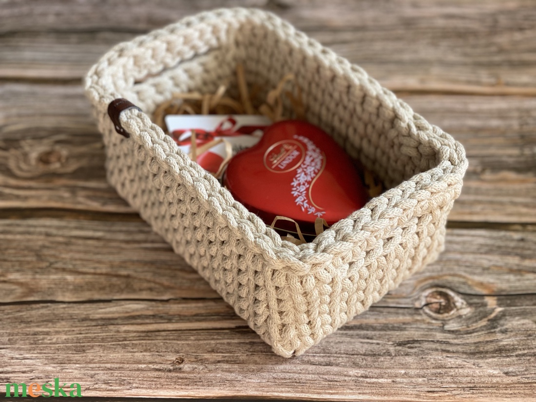 Horgolt kiskosár, füles tároló - bézs - otthon & életmód - tárolás & rendszerezés - tárolókosár - Meska.hu