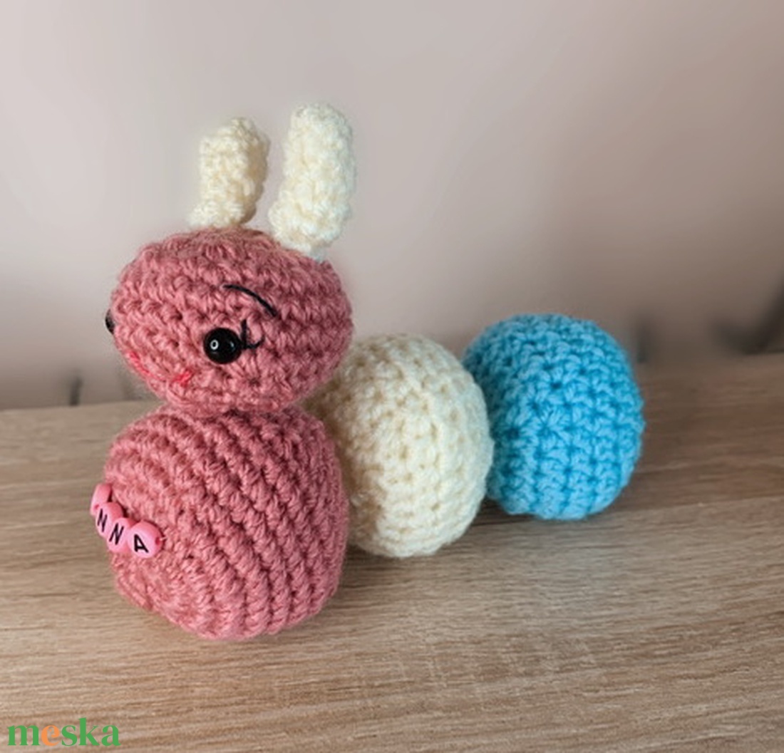 Horgolt hernyócska plüss állat egyedi névvel  - játék & sport - plüssállat & játékfigura - más figura - Meska.hu