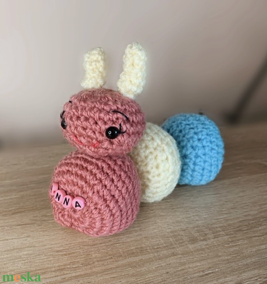 Horgolt hernyócska plüss állat egyedi névvel  - játék & sport - plüssállat & játékfigura - más figura - Meska.hu