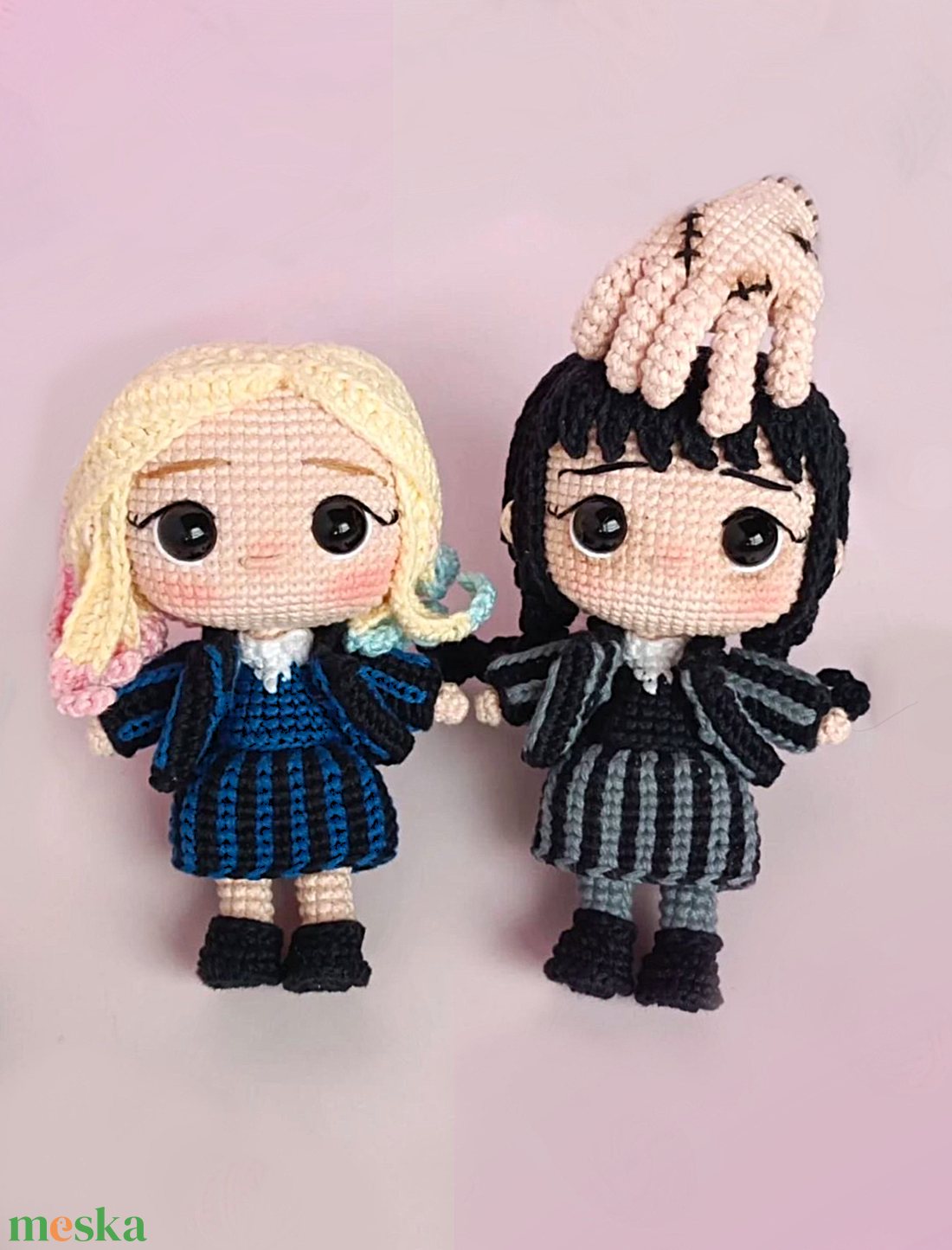 Horgolt Wednesday és Enid amigurumi baba - otthon & életmód - dekoráció - halloween - halloweeni figurák - Meska.hu Horgolt Wednesday és Enid amigurumi baba - otthon & életmód - dekoráció - halloween - halloweeni figurák - Meska.hu