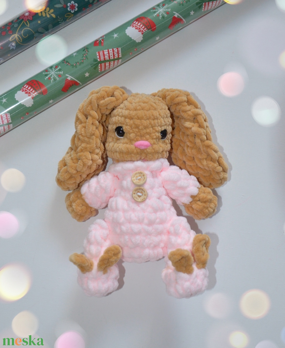 Horgolt pizsamás nyuszi plüss alvóka  - játék & sport - plüssállat & játékfigura - nyuszi - Meska.hu