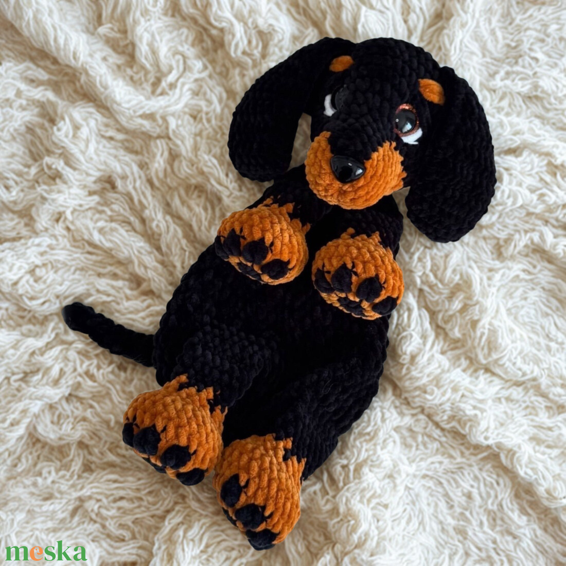 Horgolt tacskó kutya plüss alvóka - játék & sport - plüssállat & játékfigura - kutya - Meska.hu