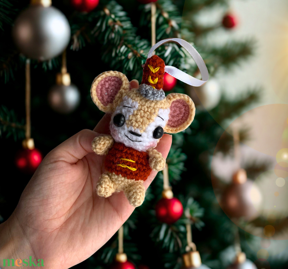 Horgolt karácsonyi diótörő egér amigurumi dísz - karácsony - karácsonyi lakásdekoráció - karácsonyfadíszek - Meska.hu