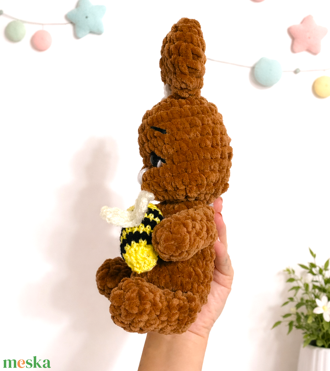 Horgolt húsvéti nyuszi plüss méhecskével és szívvel - játék & sport - plüssállat & játékfigura - nyuszi - Meska.hu