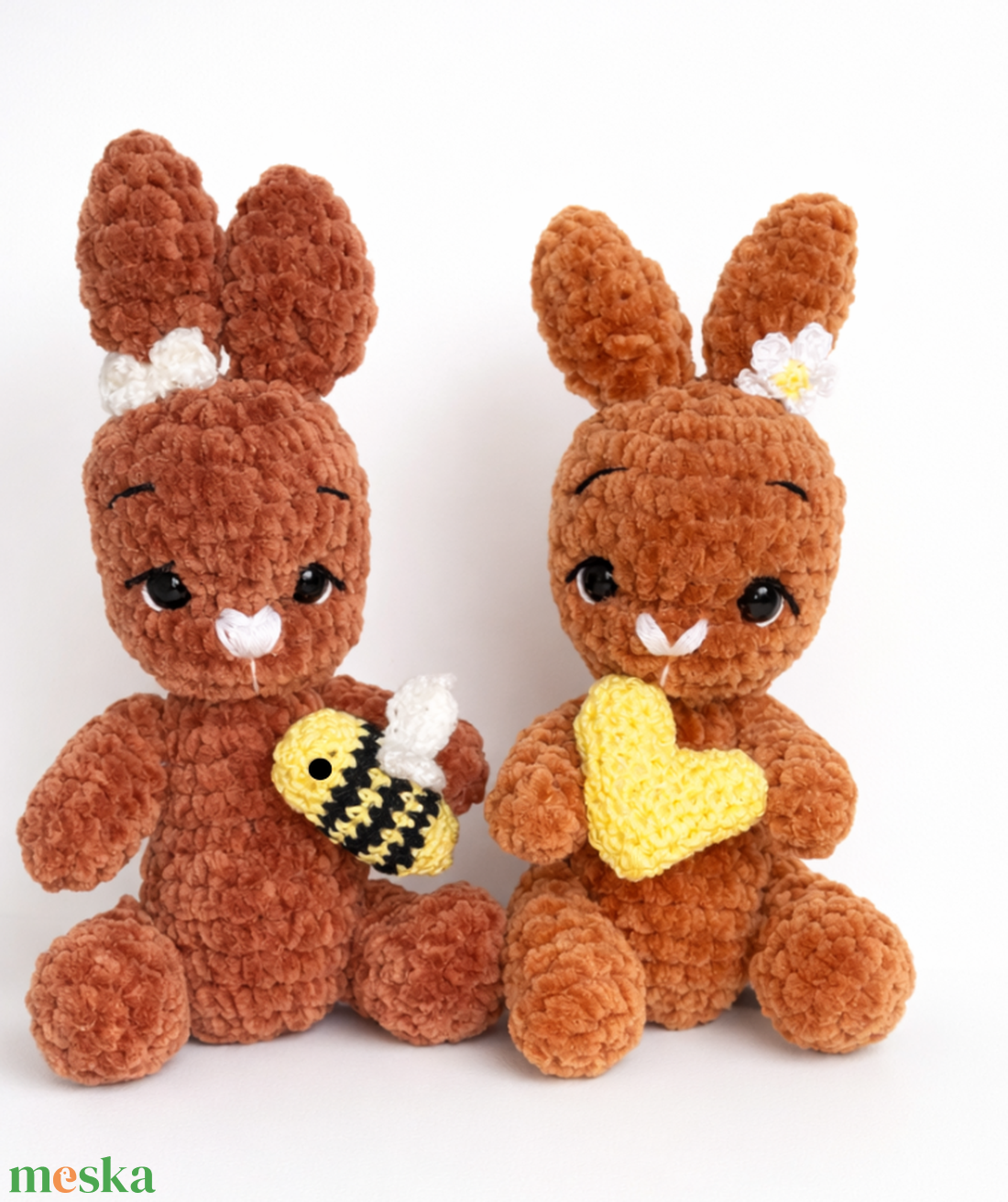 Horgolt húsvéti nyuszi plüss méhecskével és szívvel - játék & sport - plüssállat & játékfigura - nyuszi - Meska.hu