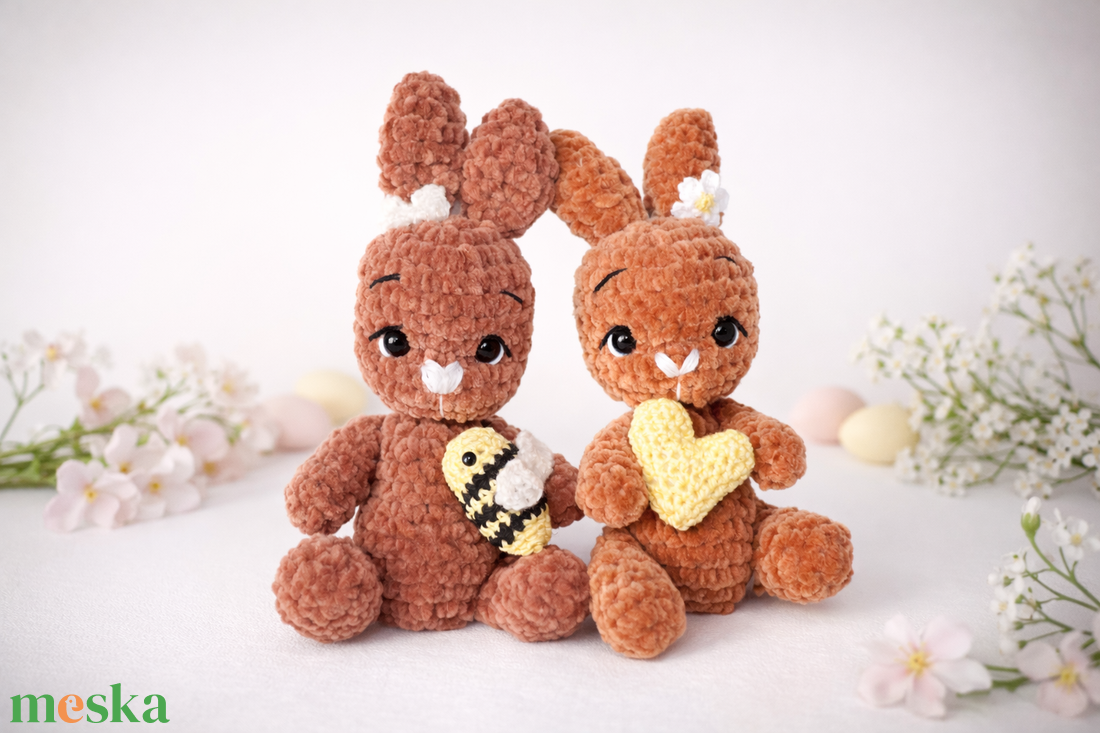 Horgolt húsvéti nyuszi plüss méhecskével és szívvel - játék & sport - plüssállat & játékfigura - nyuszi - Meska.hu