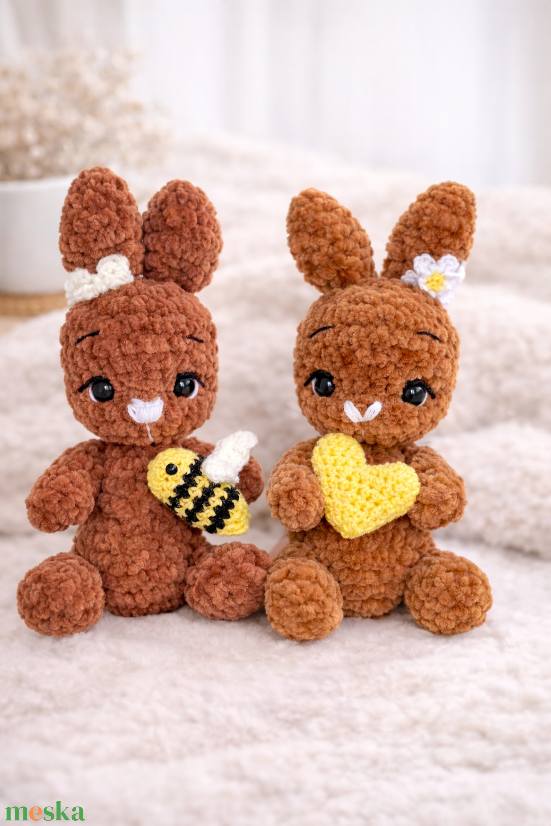 Horgolt húsvéti nyuszi plüss méhecskével és szívvel - játék & sport - plüssállat & játékfigura - nyuszi - Meska.hu
