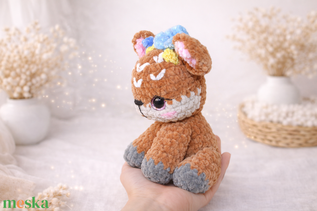 Horgolt őzike plüss tavaszi virágkoszorúval - játék & sport - plüssállat & játékfigura - őzike, szarvas - Meska.hu