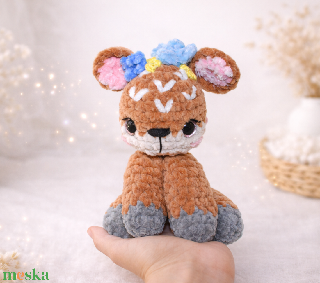 Horgolt őzike plüss tavaszi virágkoszorúval - játék & sport - plüssállat & játékfigura - őzike, szarvas - Meska.hu