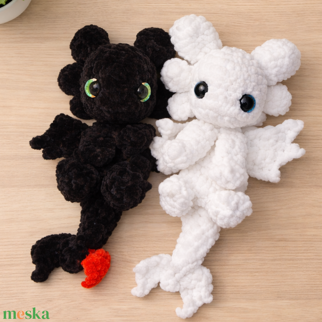 Horgolt Fogatlan és Fényfúria ihlette sárkány plüss - játék & sport - plüssállat & játékfigura - plüss sárkány - Meska.hu