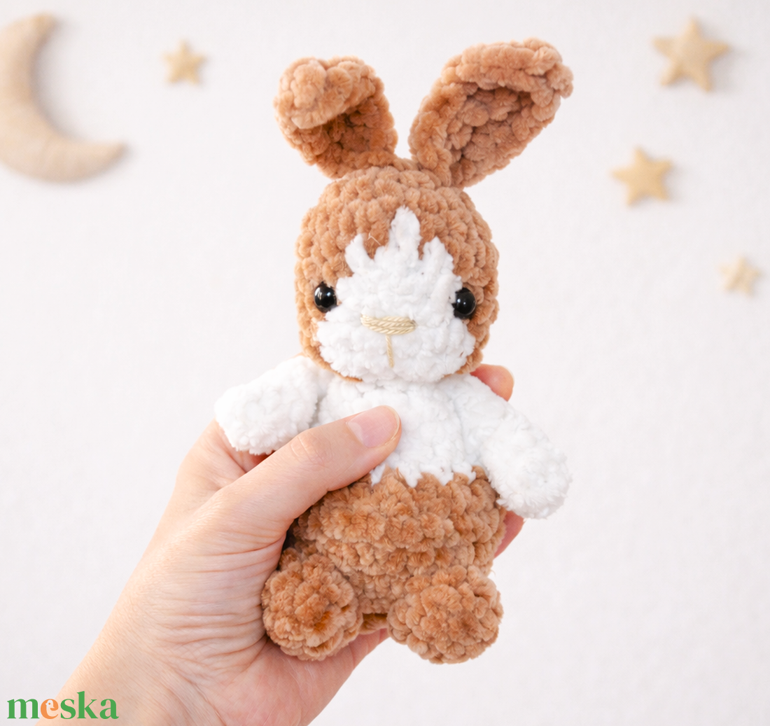 Horgolt foltos nyuszi plüss  - játék & sport - plüssállat & játékfigura - nyuszi - Meska.hu