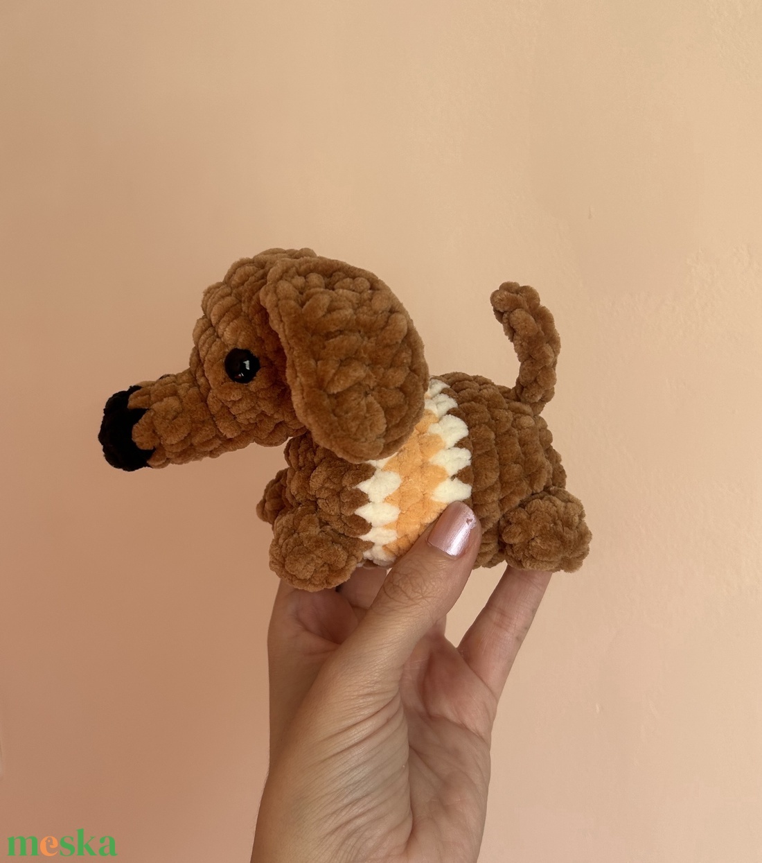 Horgolt mini tacskó plüss - játék & sport - plüssállat & játékfigura - kutya - Meska.hu