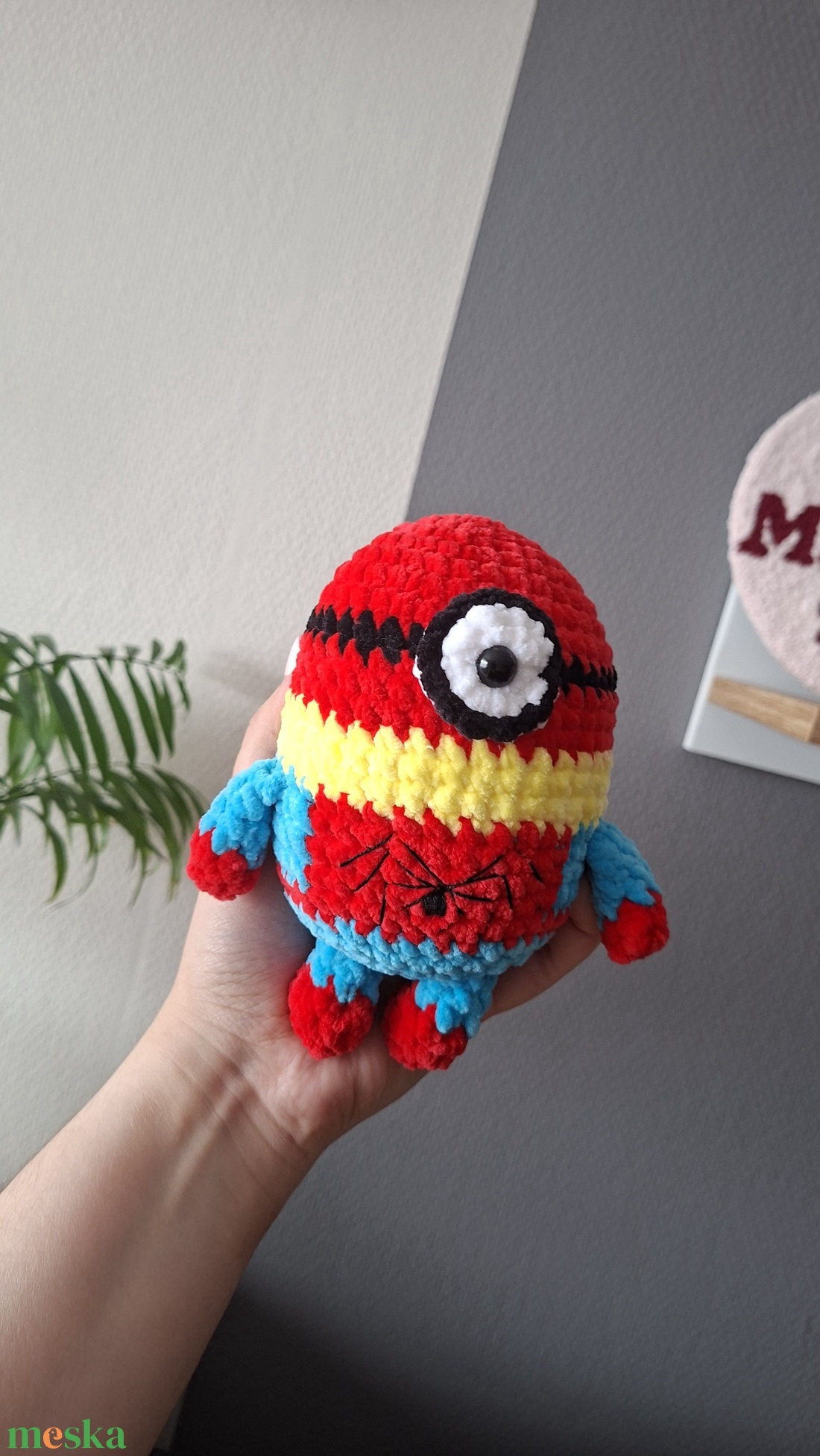 Horgolt minion pókember jelmezben - játék & sport - plüssállat & játékfigura - más figura - Meska.hu