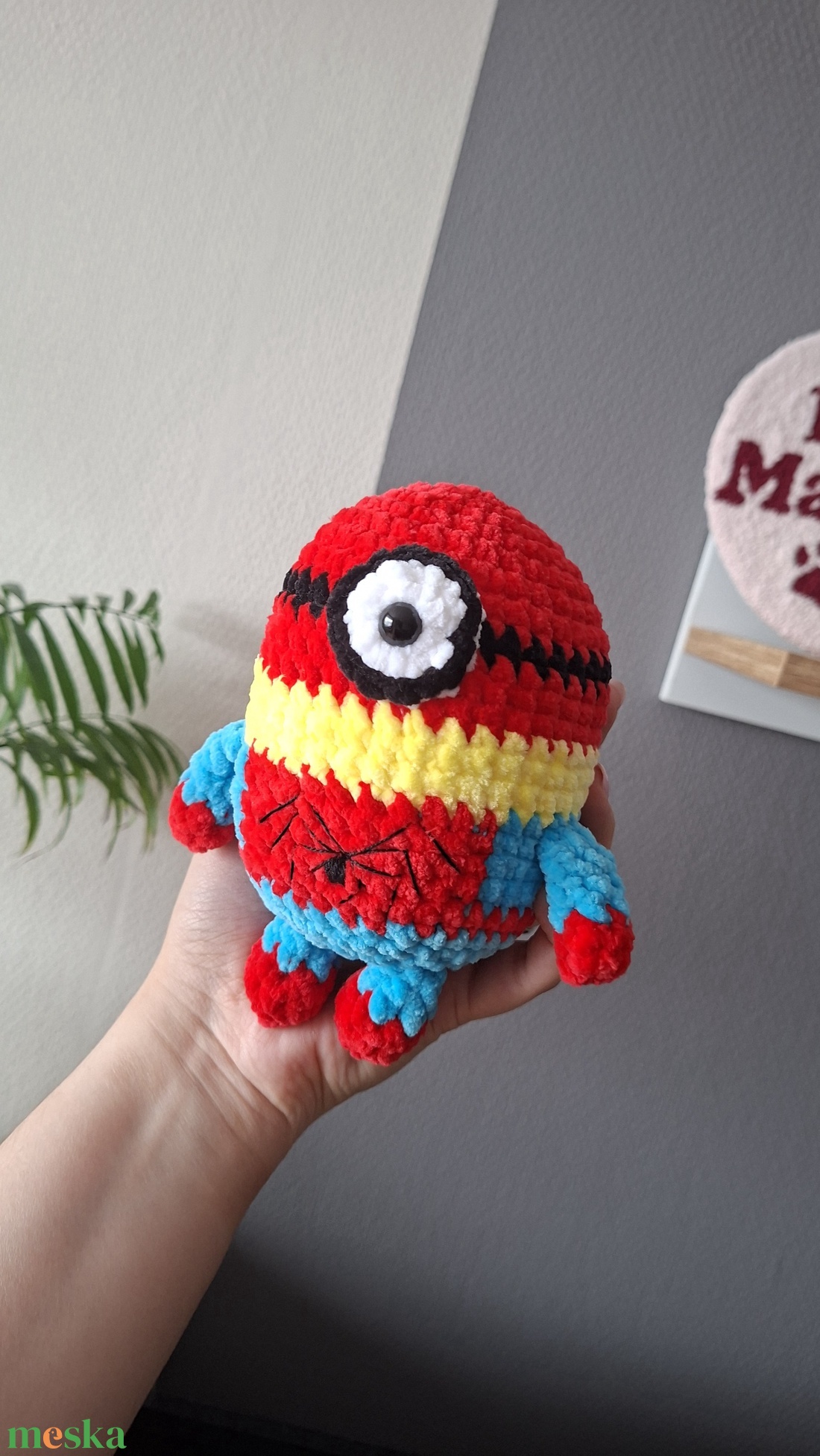 Horgolt minion pókember jelmezben - játék & sport - plüssállat & játékfigura - más figura - Meska.hu