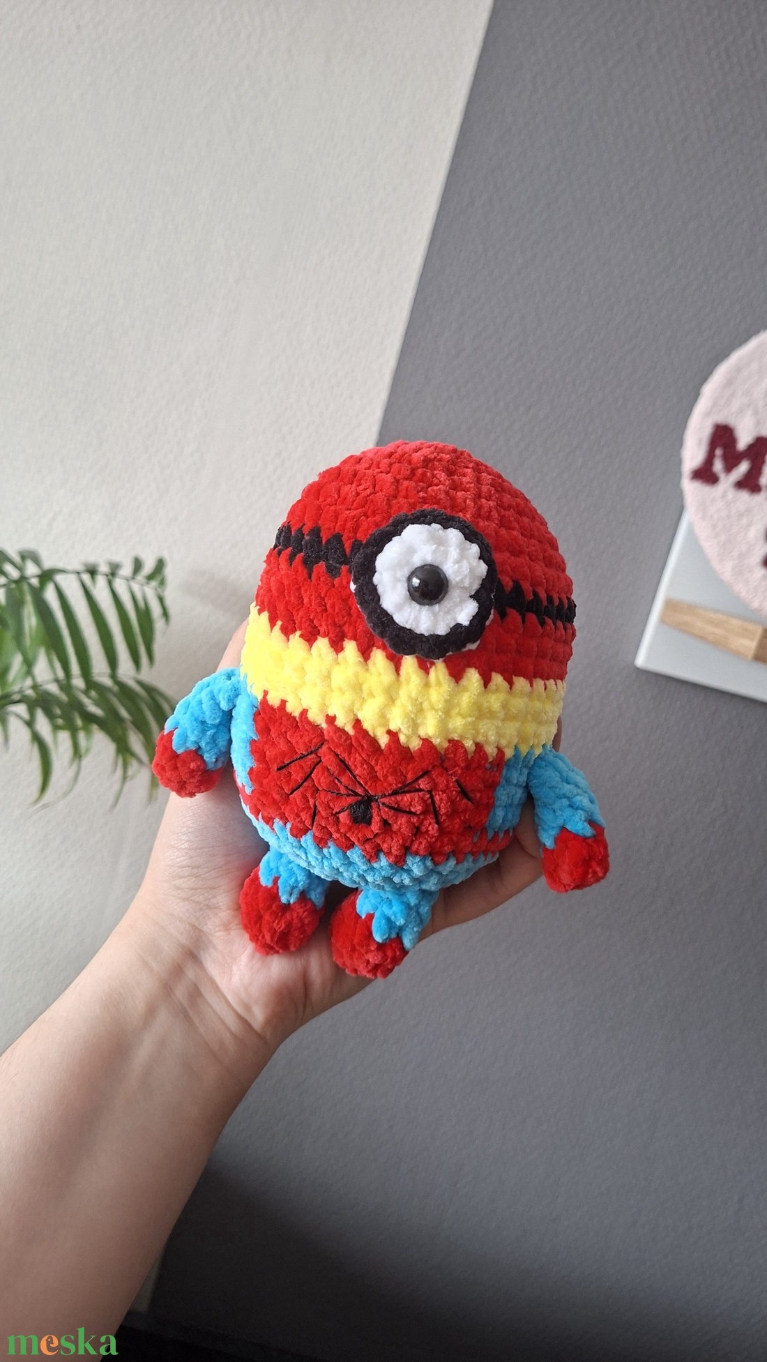 Horgolt minion pókember jelmezben - játék & sport - plüssállat & játékfigura - más figura - Meska.hu