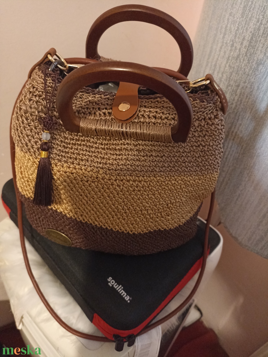 Kézzel készült horgolt táska fa fogóval � természetes, elegáns, egyedi - baba - mama - baba ágynemű - babatakaró, gyerek pléd - Meska.hu