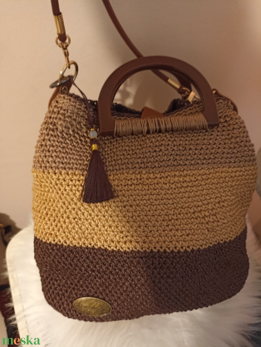 Kézzel készült horgolt táska fa fogóval � természetes, elegáns, egyedi - baba - mama - baba ágynemű - babatakaró, gyerek pléd - Meska.hu