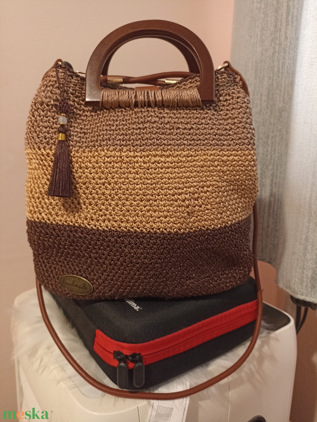 Kézzel készült horgolt táska fa fogóval � természetes, elegáns, egyedi - baba - mama - baba ágynemű - babatakaró, gyerek pléd - Meska.hu