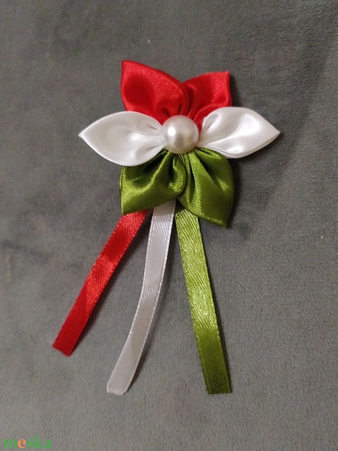 Újragondolt szatén kokárda - ékszer - kitűző és bross - Meska.hu Újragondolt szatén kokárda - ékszer - kitűző és bross - Meska.hu