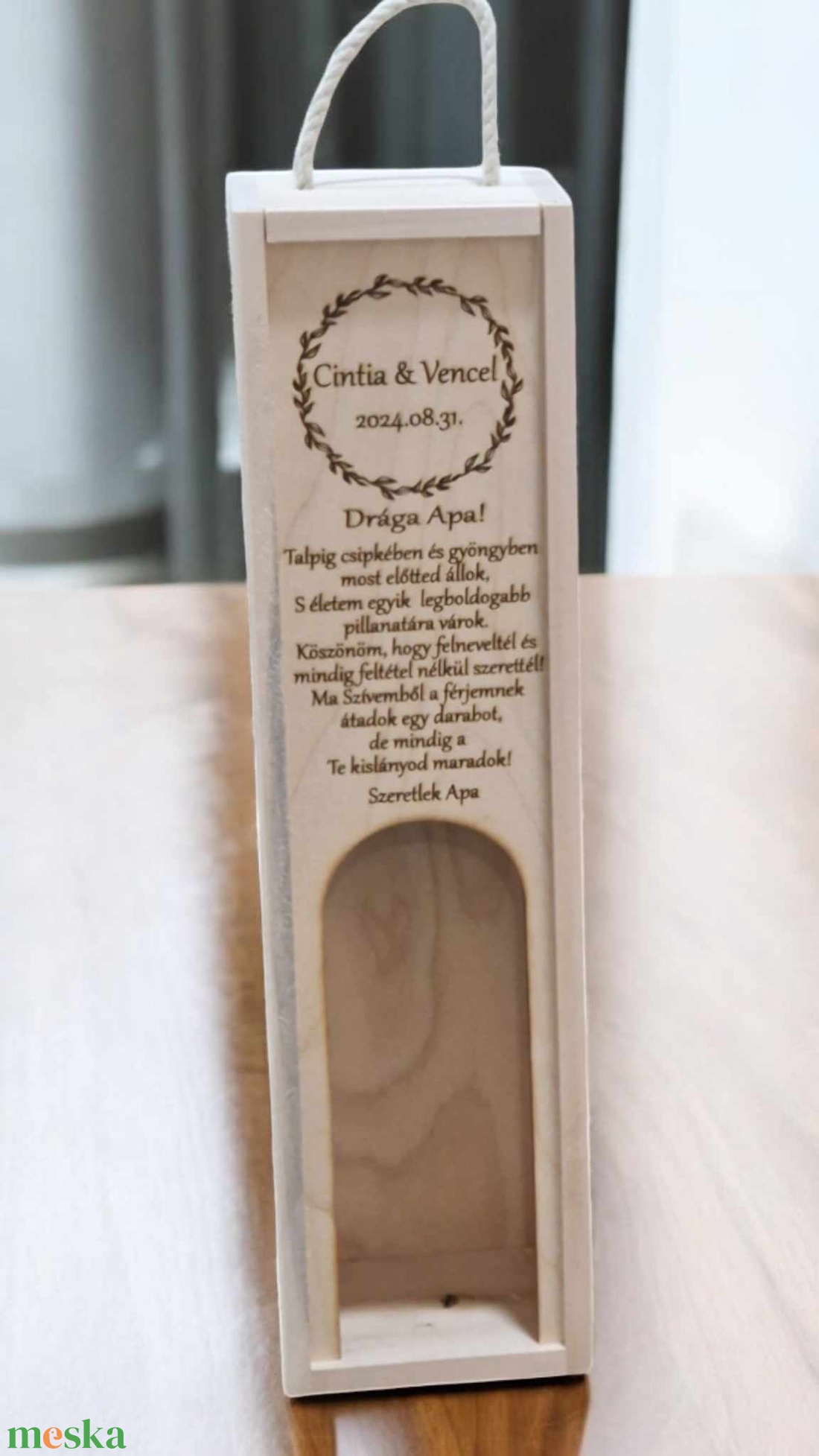 Esküvői Szülőköszöntő Gravírozott bortartó - Levelek körben - esküvő - emlék & ajándék - szülőköszöntő ajándék - Meska.hu Esküvői Szülőköszöntő Gravírozott bortartó - Levelek körben - esküvő - emlék & ajándék - szülőköszöntő ajándék - Meska.hu