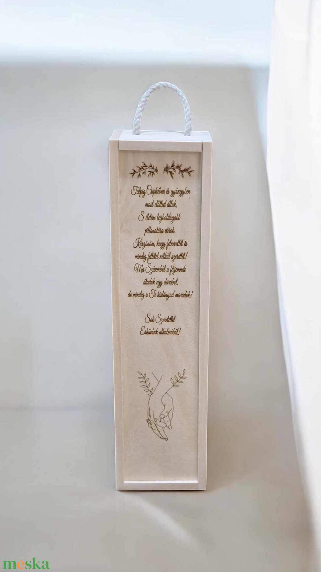 Esküvői Szülőköszöntő Gravírozott bortartó - Kéz a kézben - esküvő - emlék & ajándék - szülőköszöntő ajándék - Meska.hu Esküvői Szülőköszöntő Gravírozott bortartó - Kéz a kézben - esküvő - emlék & ajándék - szülőköszöntő ajándék - Meska.hu
