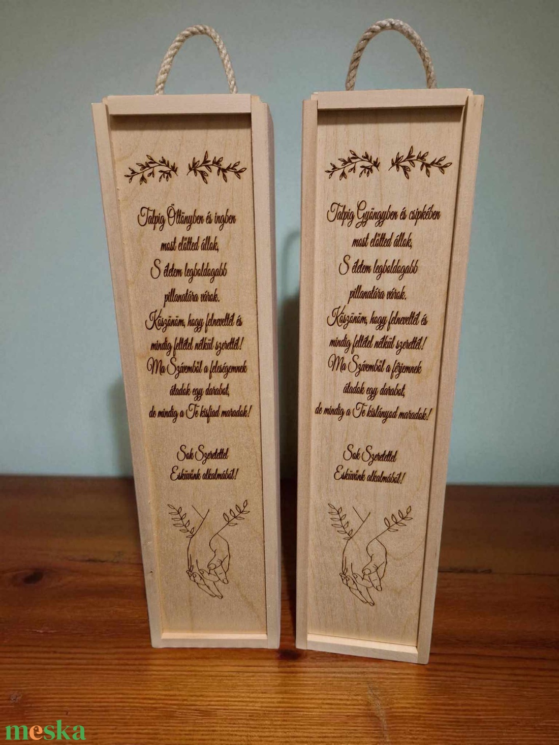 Esküvői Szülőköszöntő Gravírozott bortartó szett - Kéz a kézben - esküvő - emlék & ajándék - szülőköszöntő ajándék - Meska.hu Esküvői Szülőköszöntő Gravírozott bortartó szett - Kéz a kézben - esküvő - emlék & ajándék - szülőköszöntő ajándék - Meska.hu