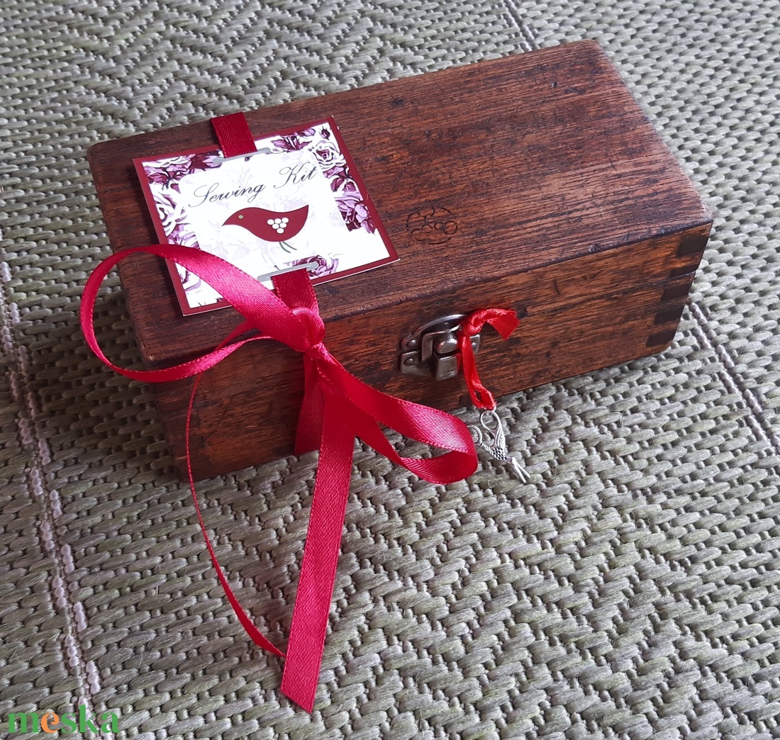 Rózsás pirók madárka varrókészlet, Piros-zöld varródoboz Vintage fadobozban - otthon & életmód - lakástextil - varrókellék - Meska.hu