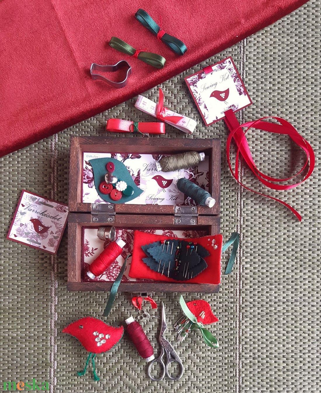 Rózsás pirók madárka varrókészlet, Piros-zöld varródoboz Vintage fadobozban - otthon & életmód - lakástextil - varrókellék - Meska.hu