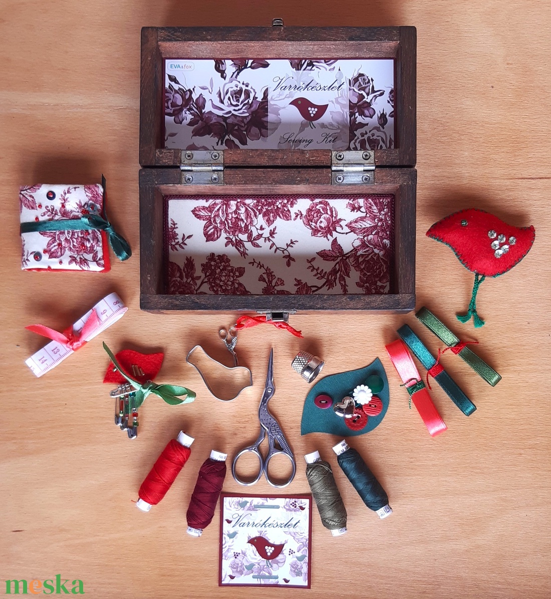 Rózsás pirók madárka varrókészlet, Piros-zöld varródoboz Vintage fadobozban - otthon & életmód - lakástextil - varrókellék - Meska.hu