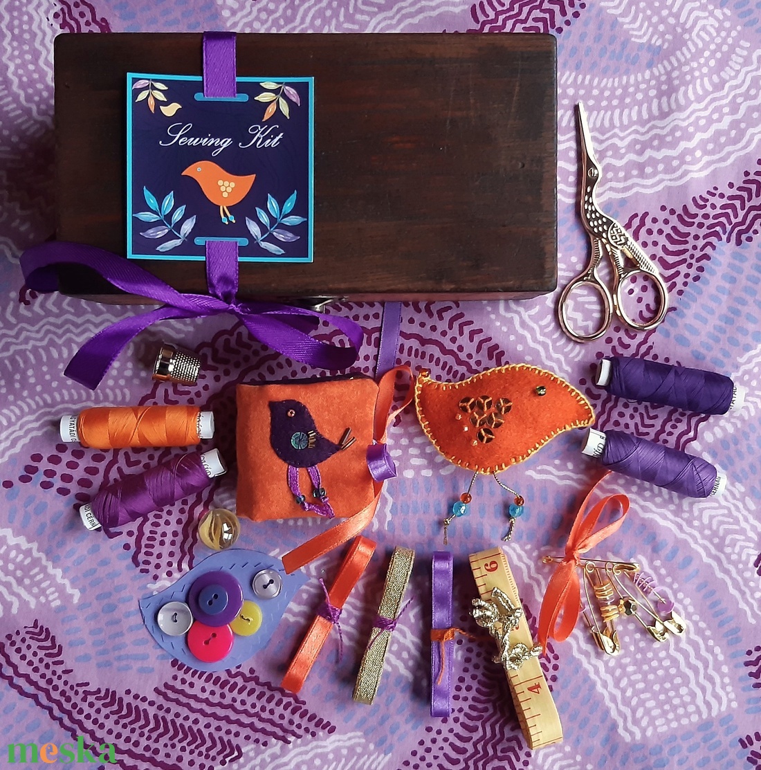 Narancs rigó madárka varrókészlet, narancs-lila varródoboz, vintage fadobozban - otthon & életmód - lakástextil - varrókellék - Meska.hu
