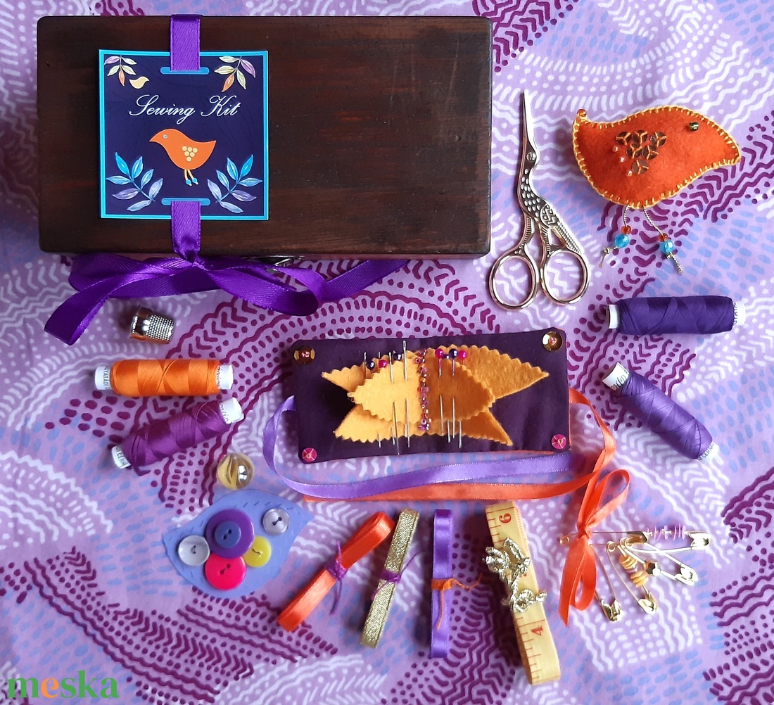 Narancs rigó madárka varrókészlet, narancs-lila varródoboz, vintage fadobozban - otthon & életmód - lakástextil - varrókellék - Meska.hu